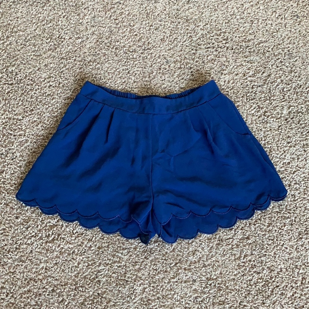 Women’s scalloped dress shorts - size S